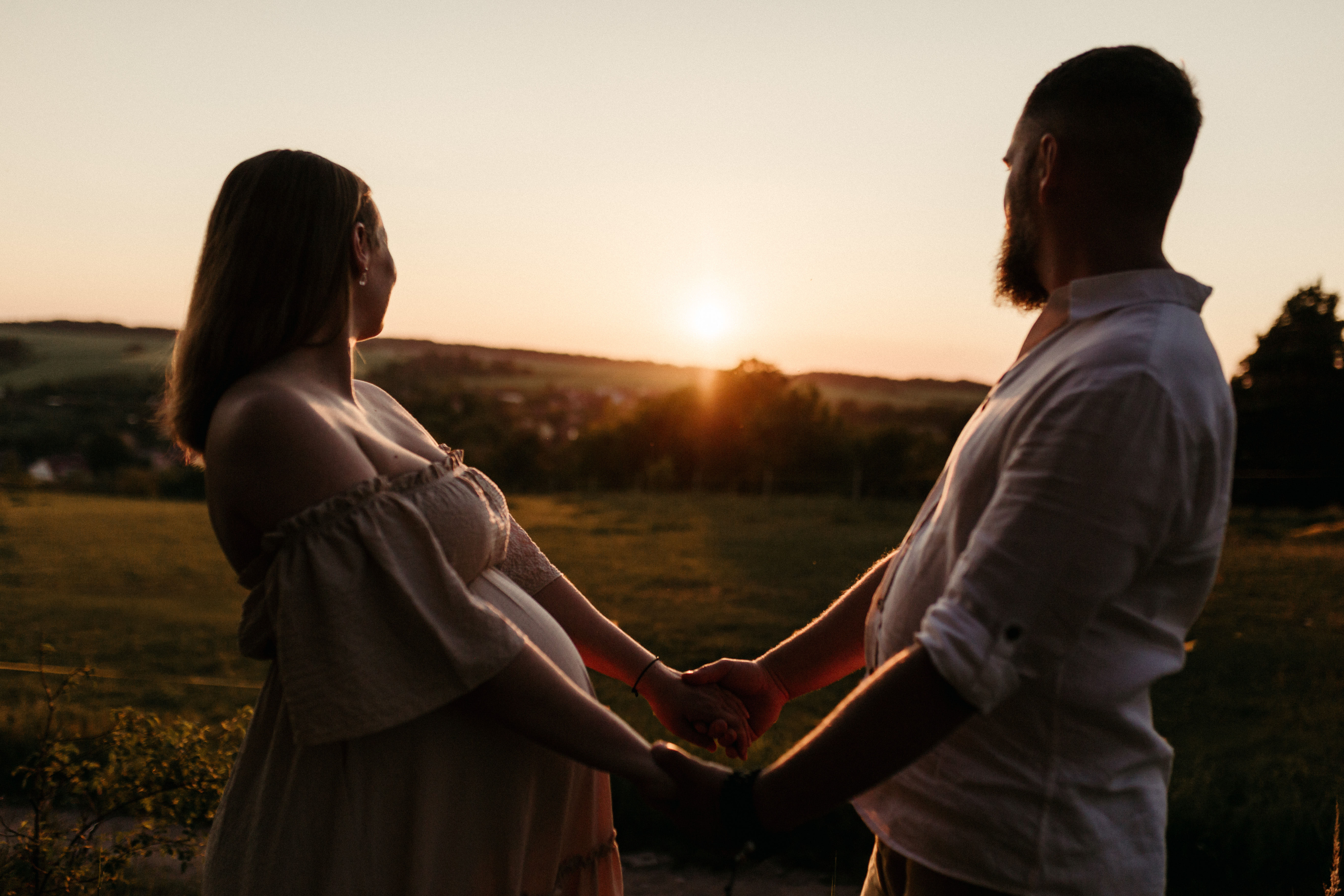 Pár při focení – západ slunce, romantický moment